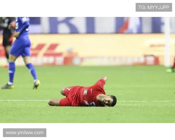 土耳其女边裁遭球员铲倒受伤